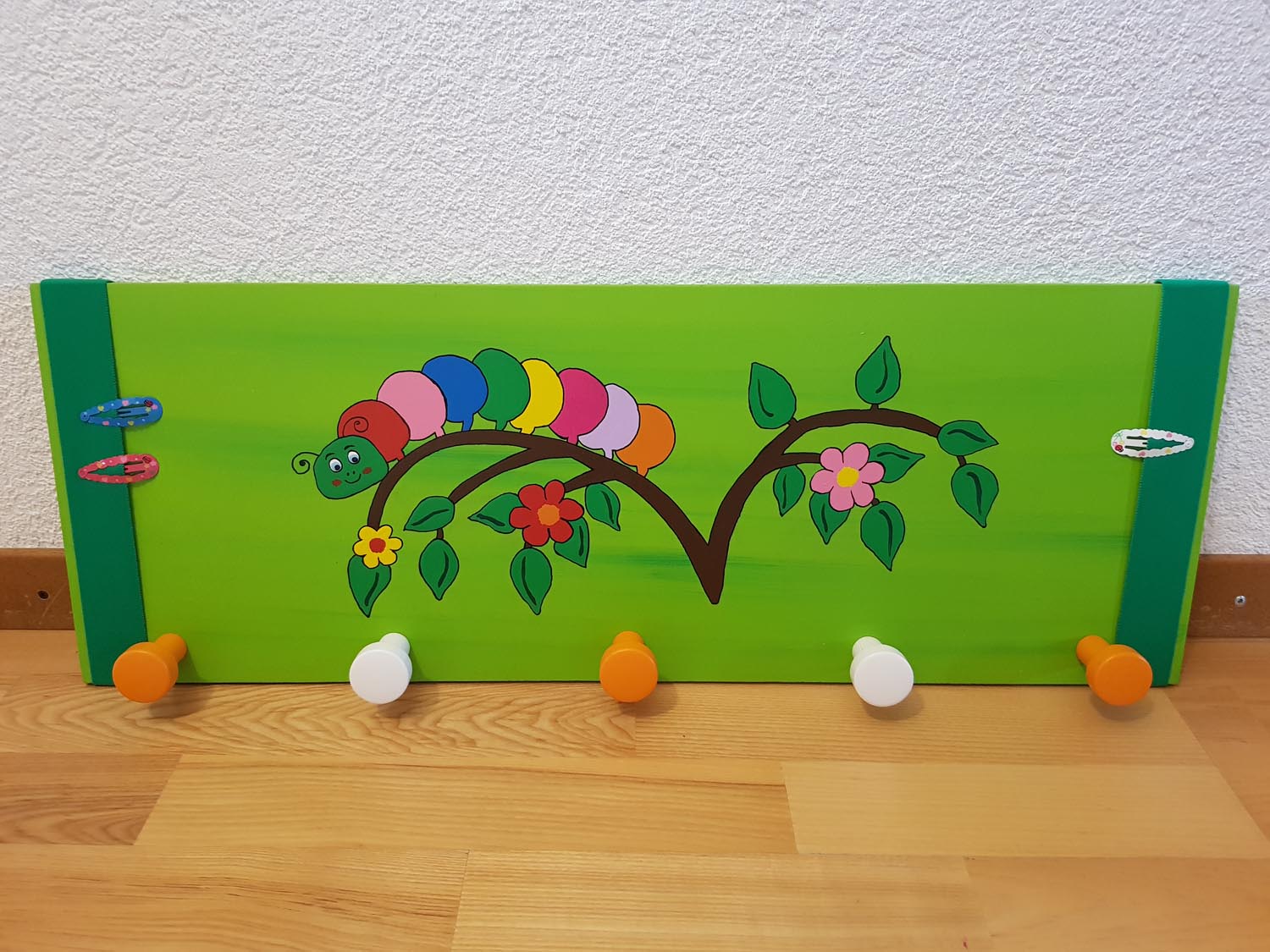 Handgemachte Kindergarderoben aus Bern - Raupe
