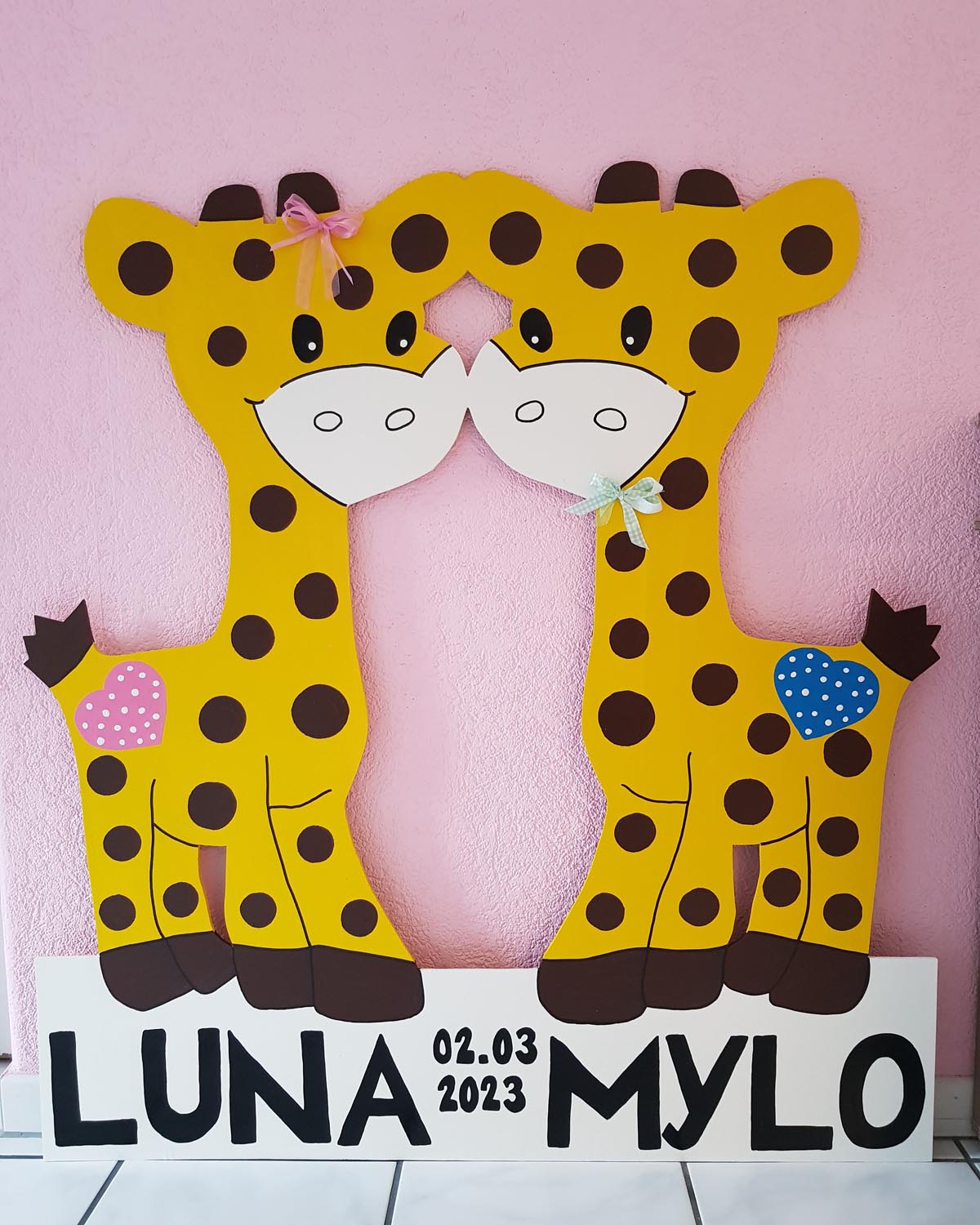 Handgemachte Geburtstafeln aus Bern - Geschwister und Zwillingsschilder - Giraffe